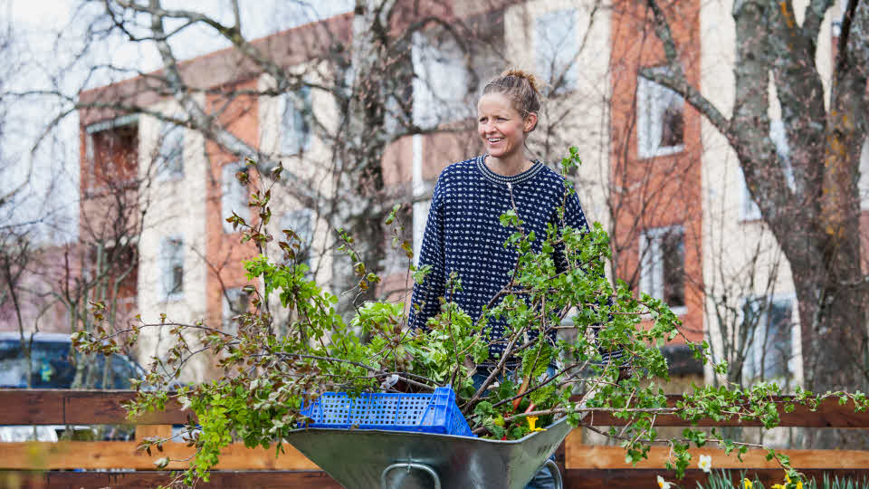 Fotograf: Sara Winsnes
Bildbyrå: Johnér Kvinna med skottkärra i flerbostadsområde, Västervik.
