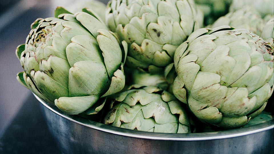 Fotograf: Camilla Sjödin Lindqvist
Bildbyrå: Johnér Kronärtskockor i en skål i ett restaurangkök