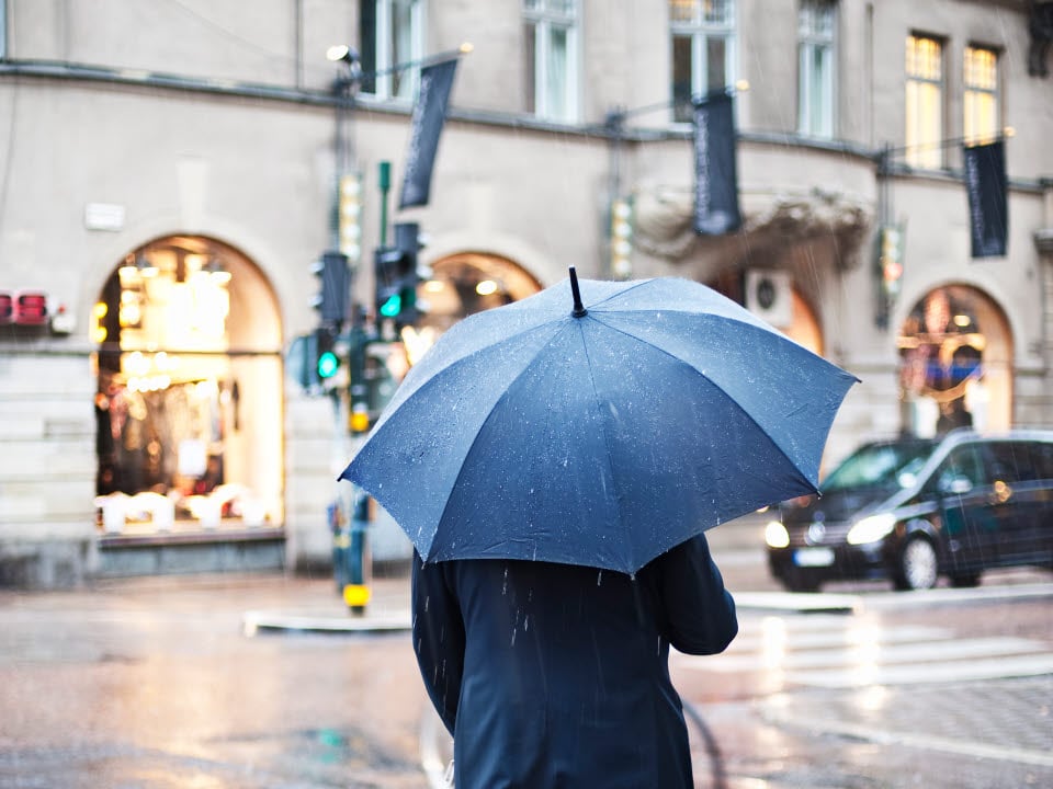 Fotograf: Scandinav
Bildbyrå: Johnér Person med paraply på trottoar
