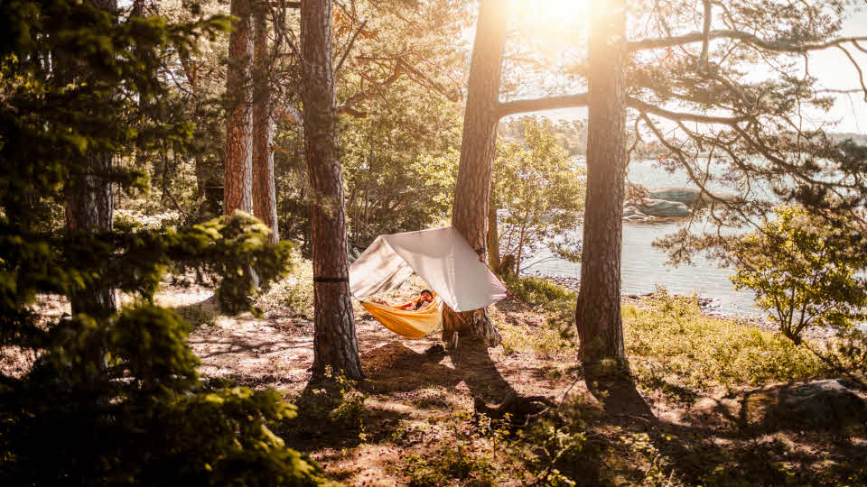 Fotograf: Maskot bildbyrå
Bildbyrå: Johnér Man kopplar av i hängmatta vid sjöstrand