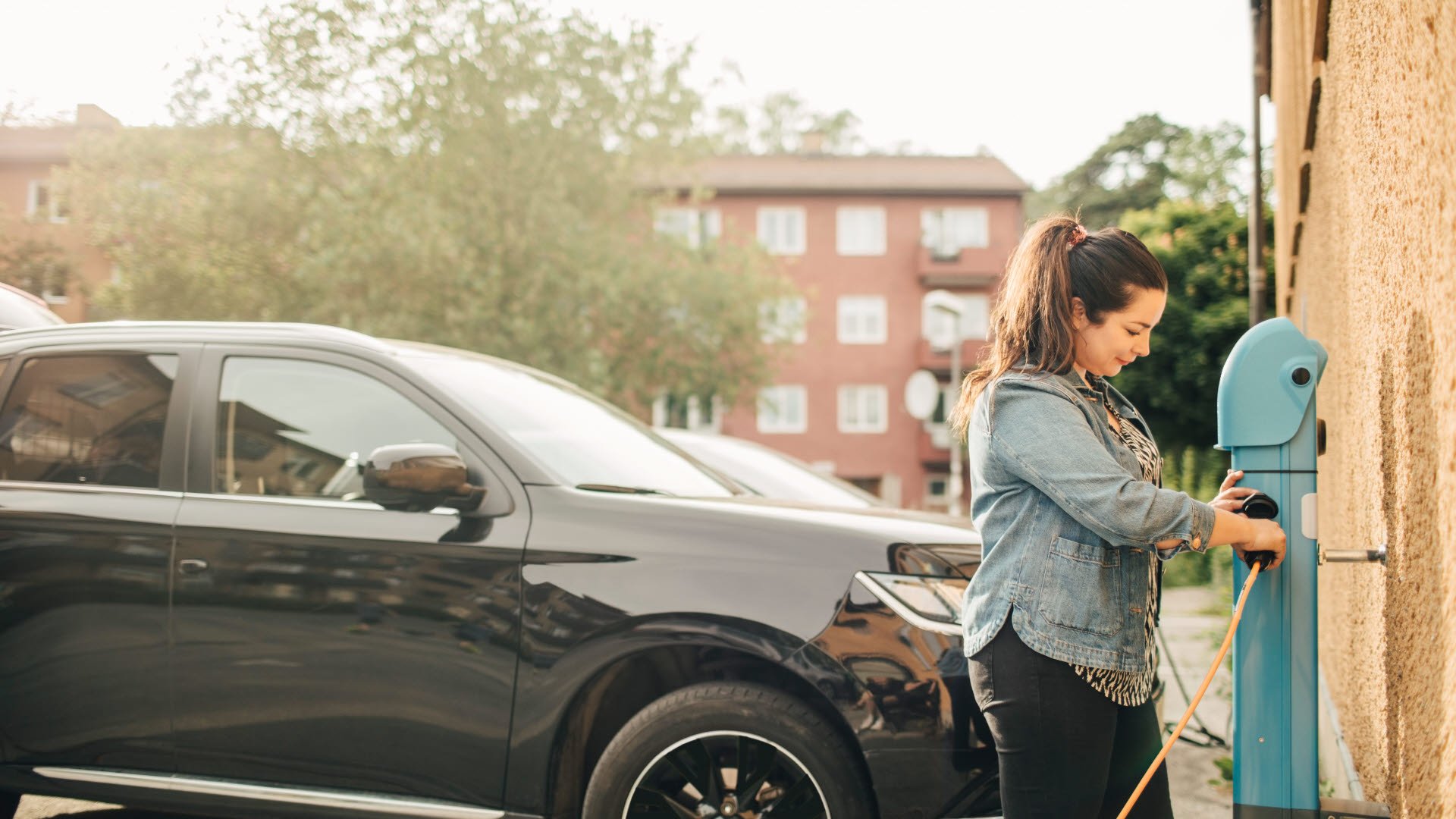 Fotograf: Maskot
Bildbyrå: Johnér Kvinna ska ladda elbil och ansluter kabel till laddstolpe