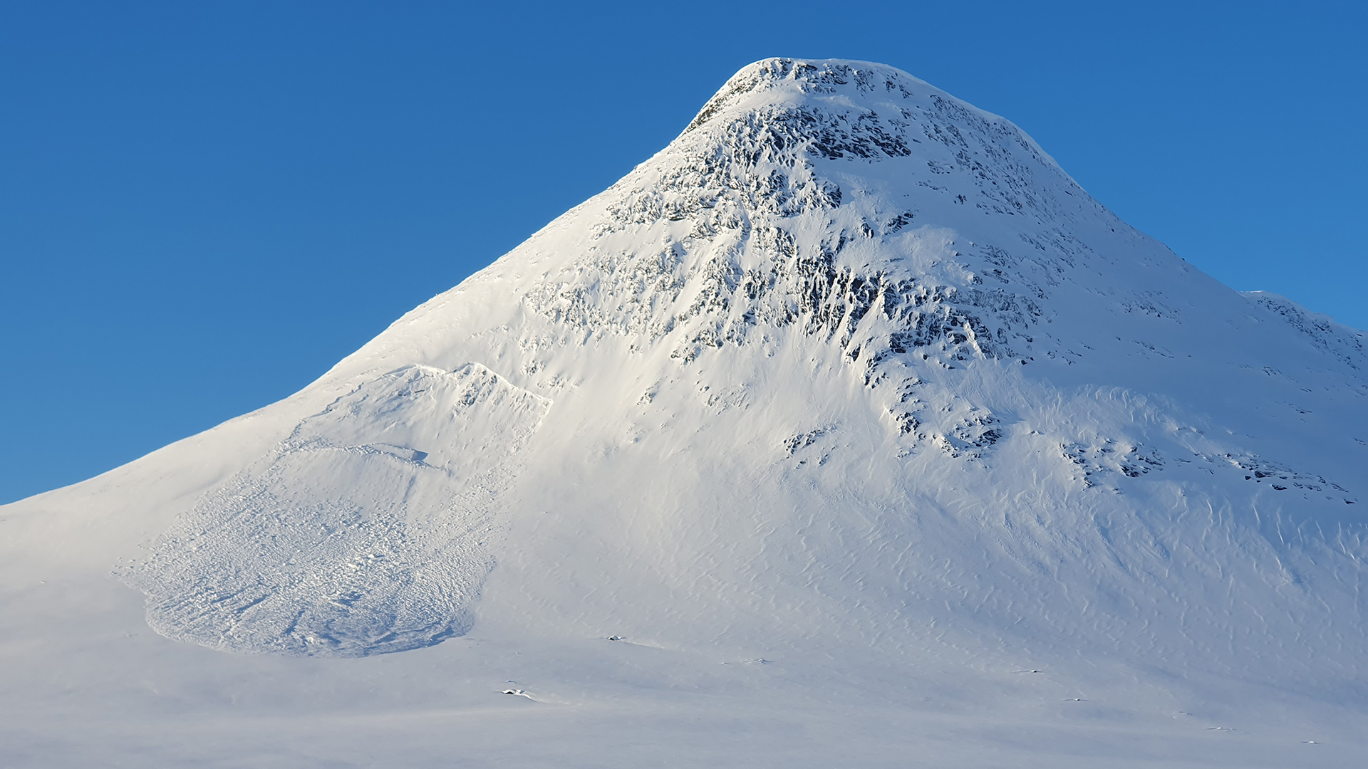 Lavin som rasar på ett snötäckt fjäll!