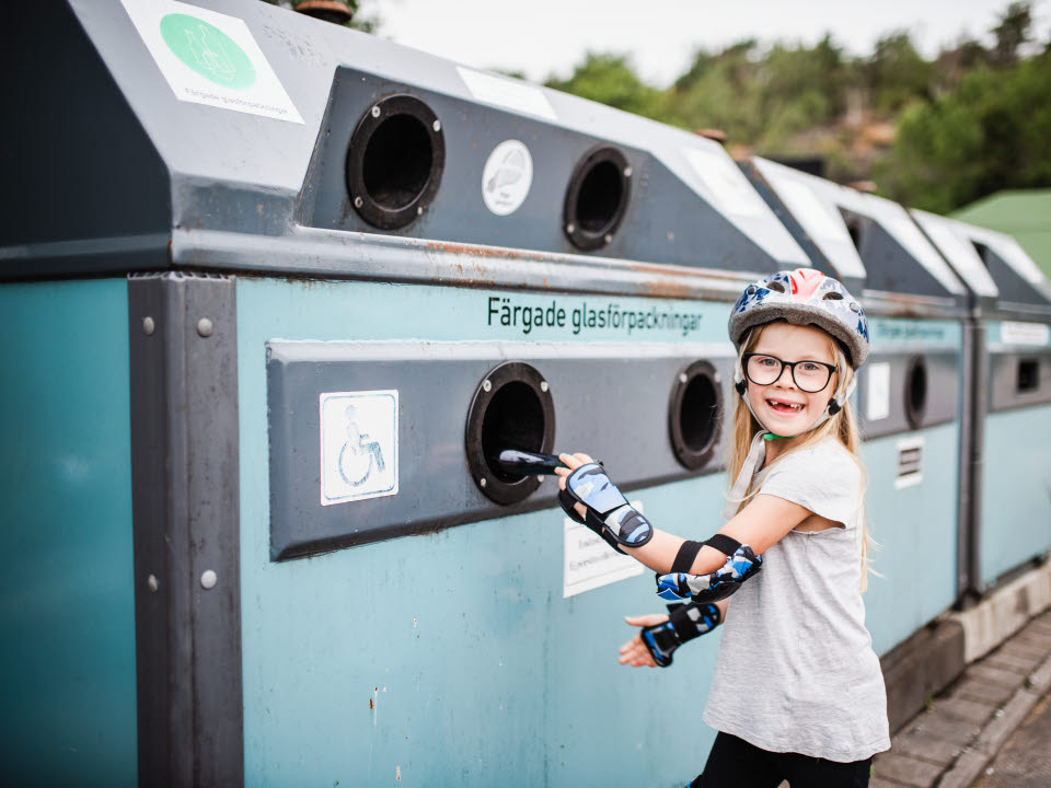 Flicka som återvinner färgat glas och åker rollerblades, Torslanda, Hisingen, Göteborg
