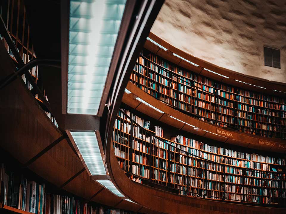 Hyllor med böcker på ett bibliotek