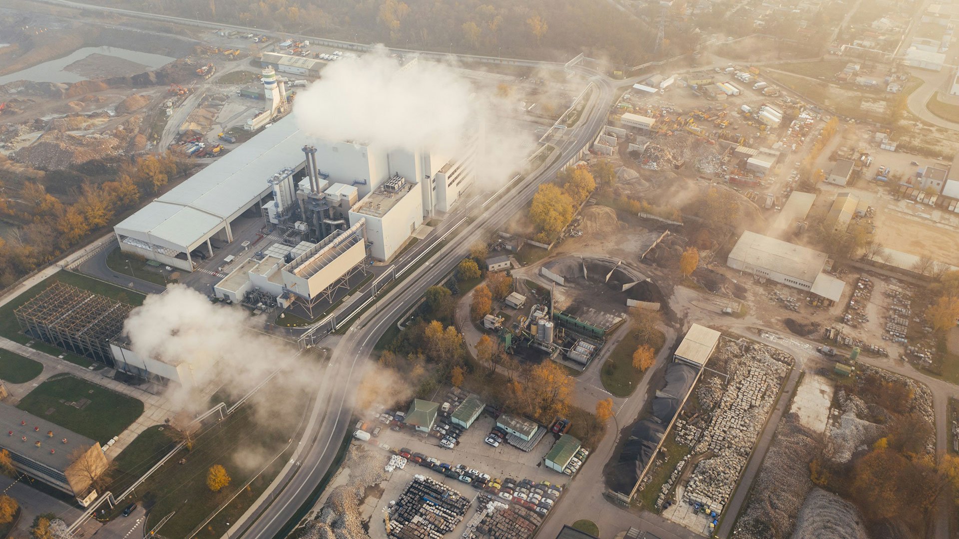 Fabrik med rykande skorstenar