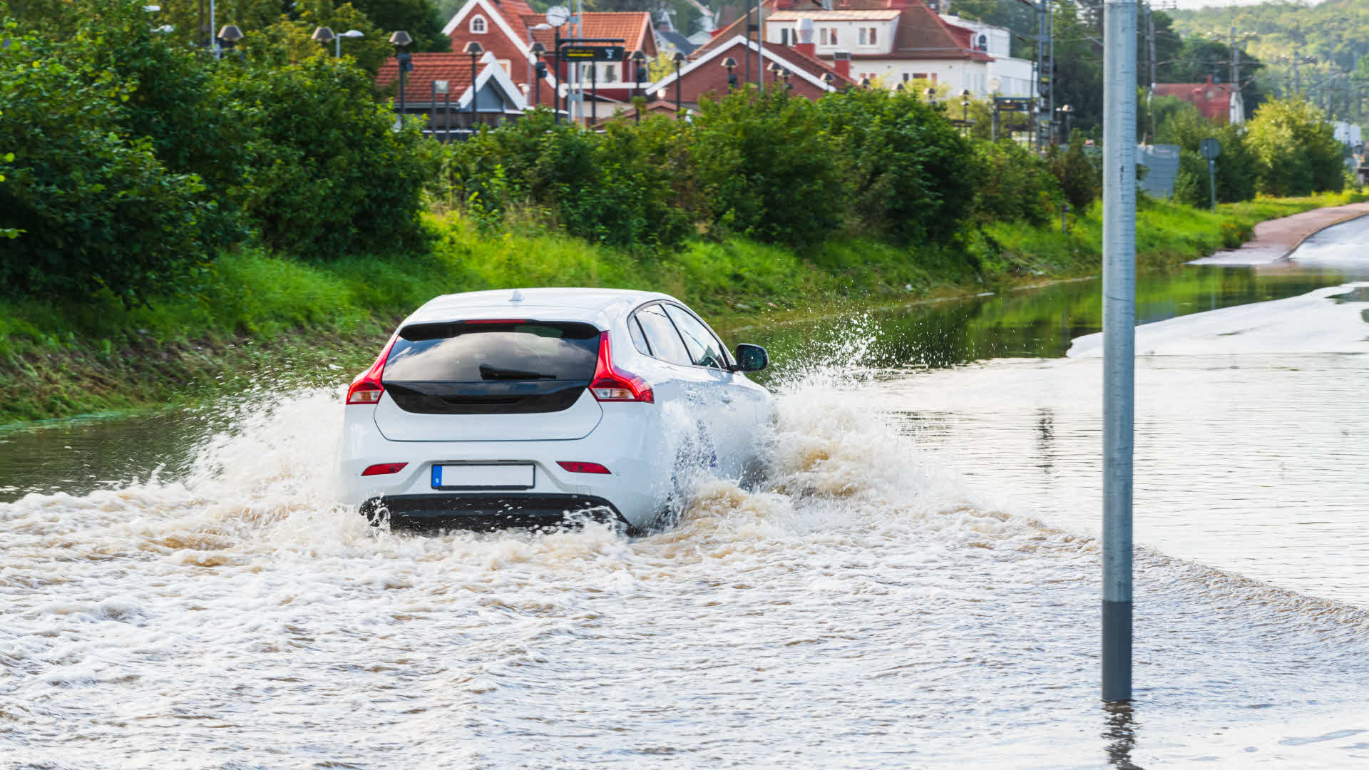 Personbil forcerar översvämmad gata, Kållered, Mölndal