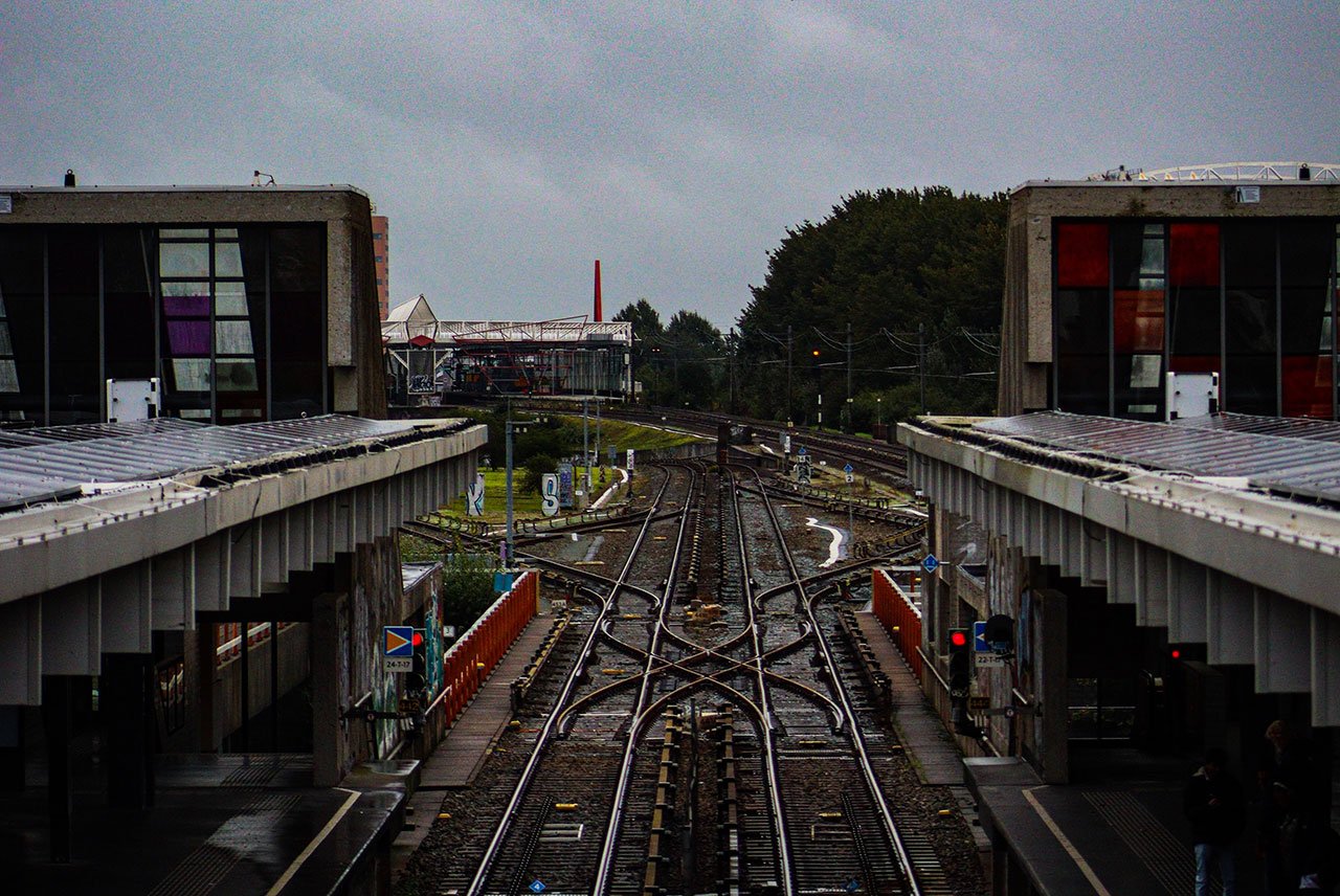 Tågräls på järnvägsstation. Foto: Tomas Allsop/Unsplash