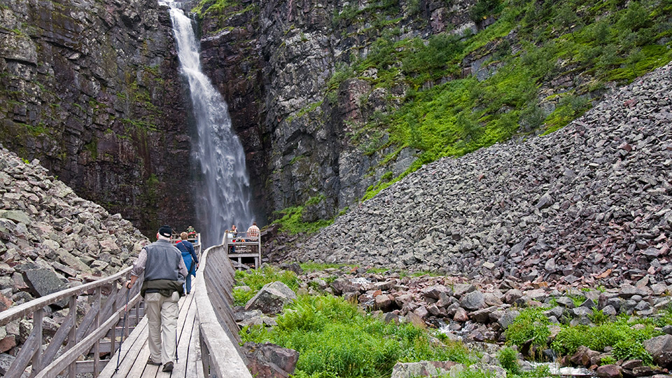 Personer framför Njupeskärs vattenfall