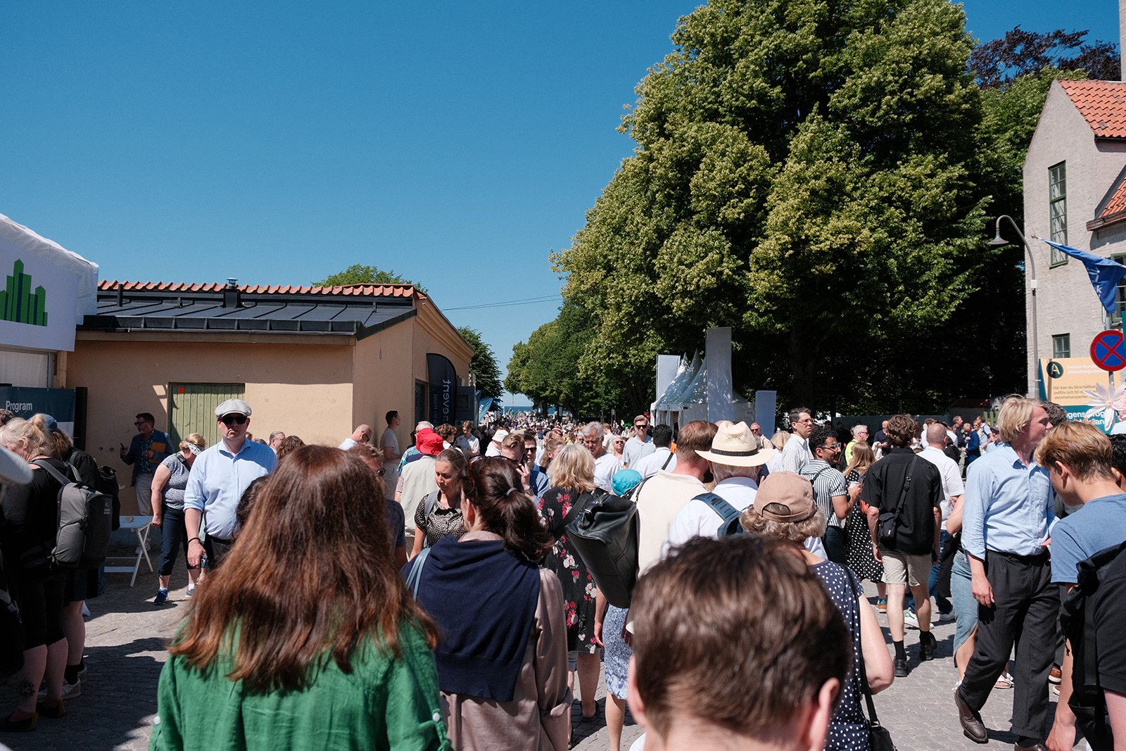 Människor på gågata i Visby under Almedalsveckan