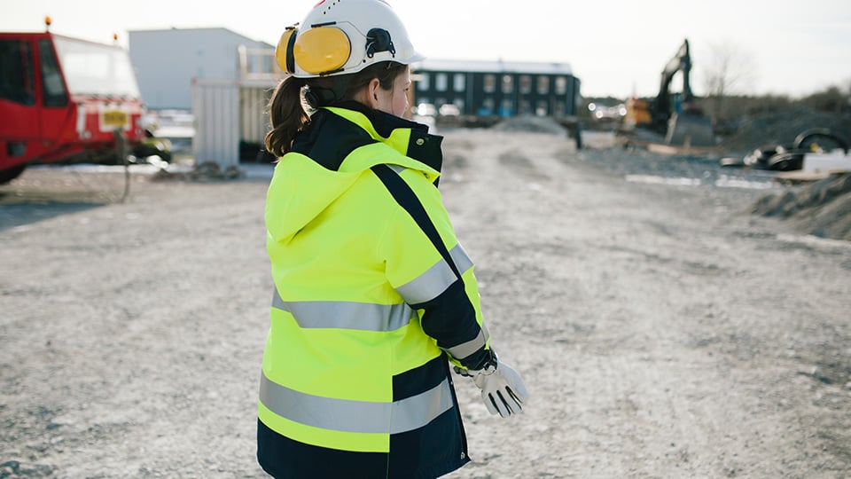 Inspektör inventerar ett förorenat område