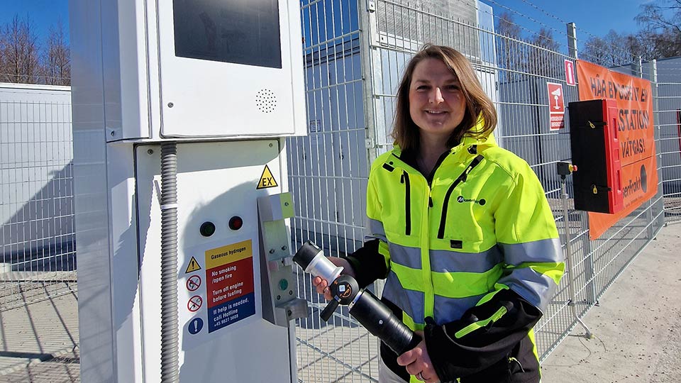 Frida Jahncke vid MaserFrakts vätgastankstation