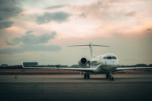 Ett flygplan på marken