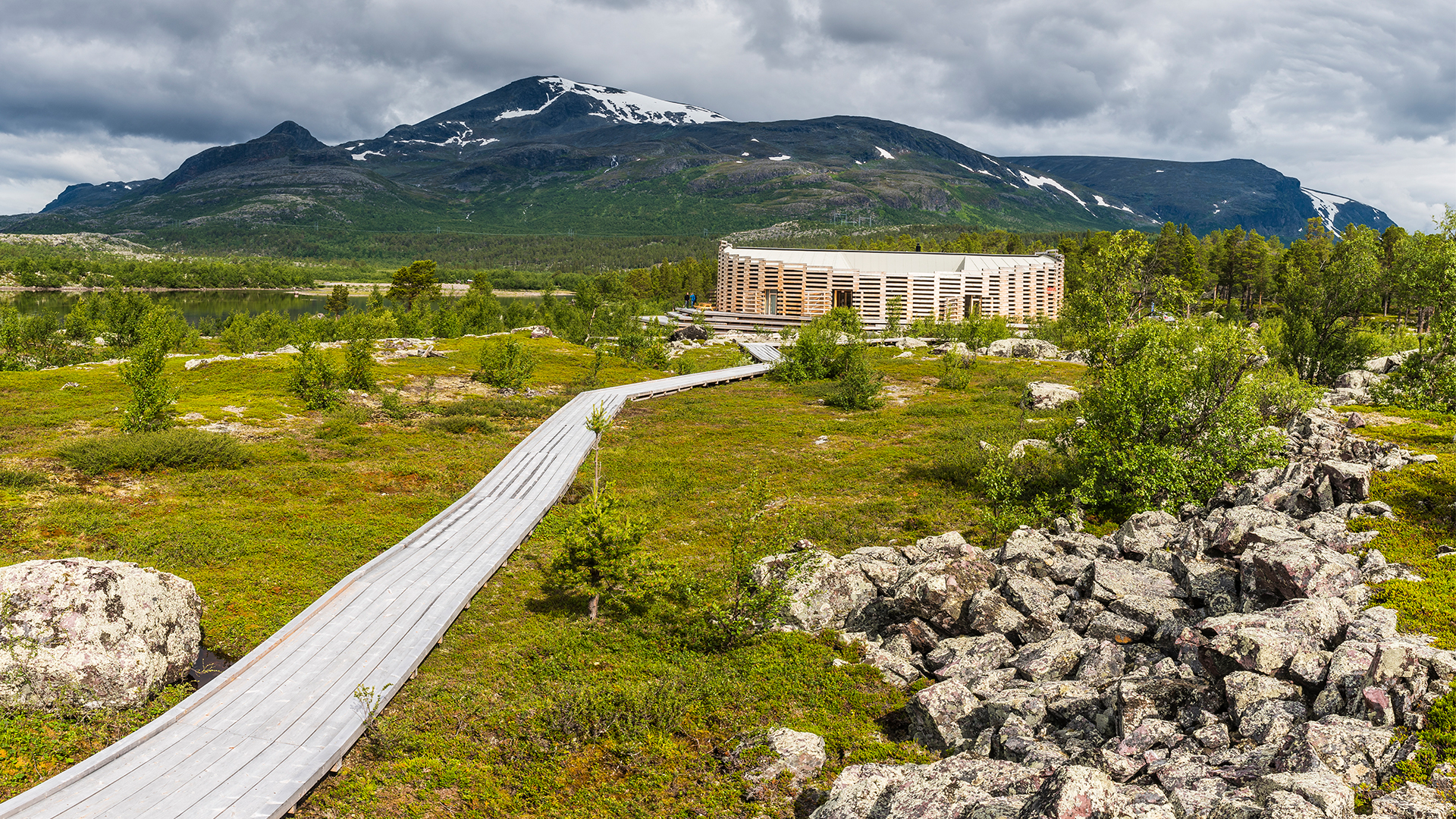 Spång leder till naturum Laponia, Stora Sjöfallets nationalpark, Lappland.