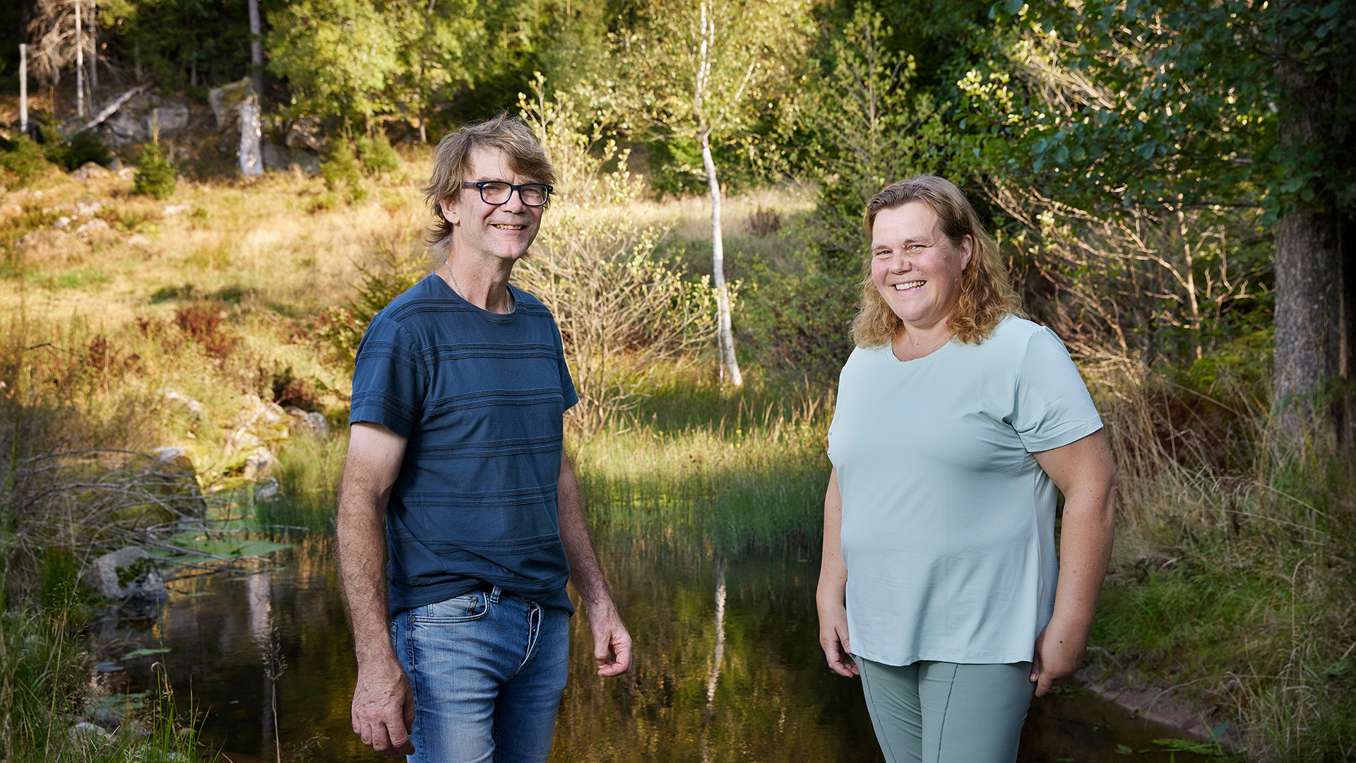 Porträtt av två man och kvinna i naturen