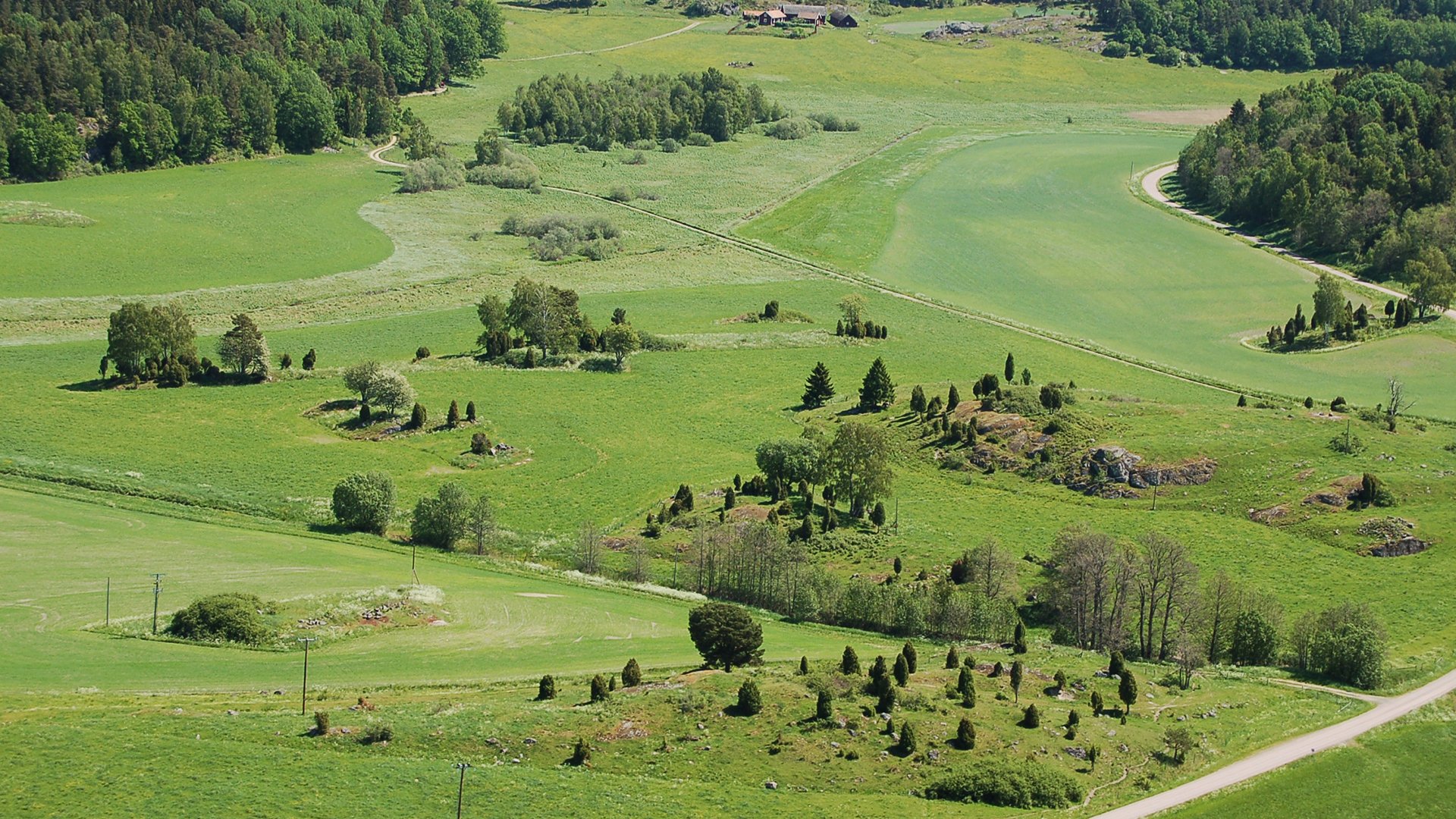 Landskap i Södermanland med naturbetesmark och många småhabitat med gräsmarksfragment så som åkerholmar, vägrenar, skogsbryn samt betad före detta åker.