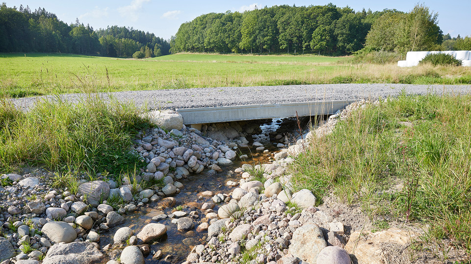 Dike med vatten under en väg