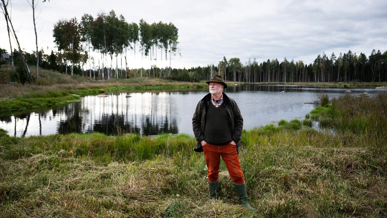 Man framför en sjö i naturen