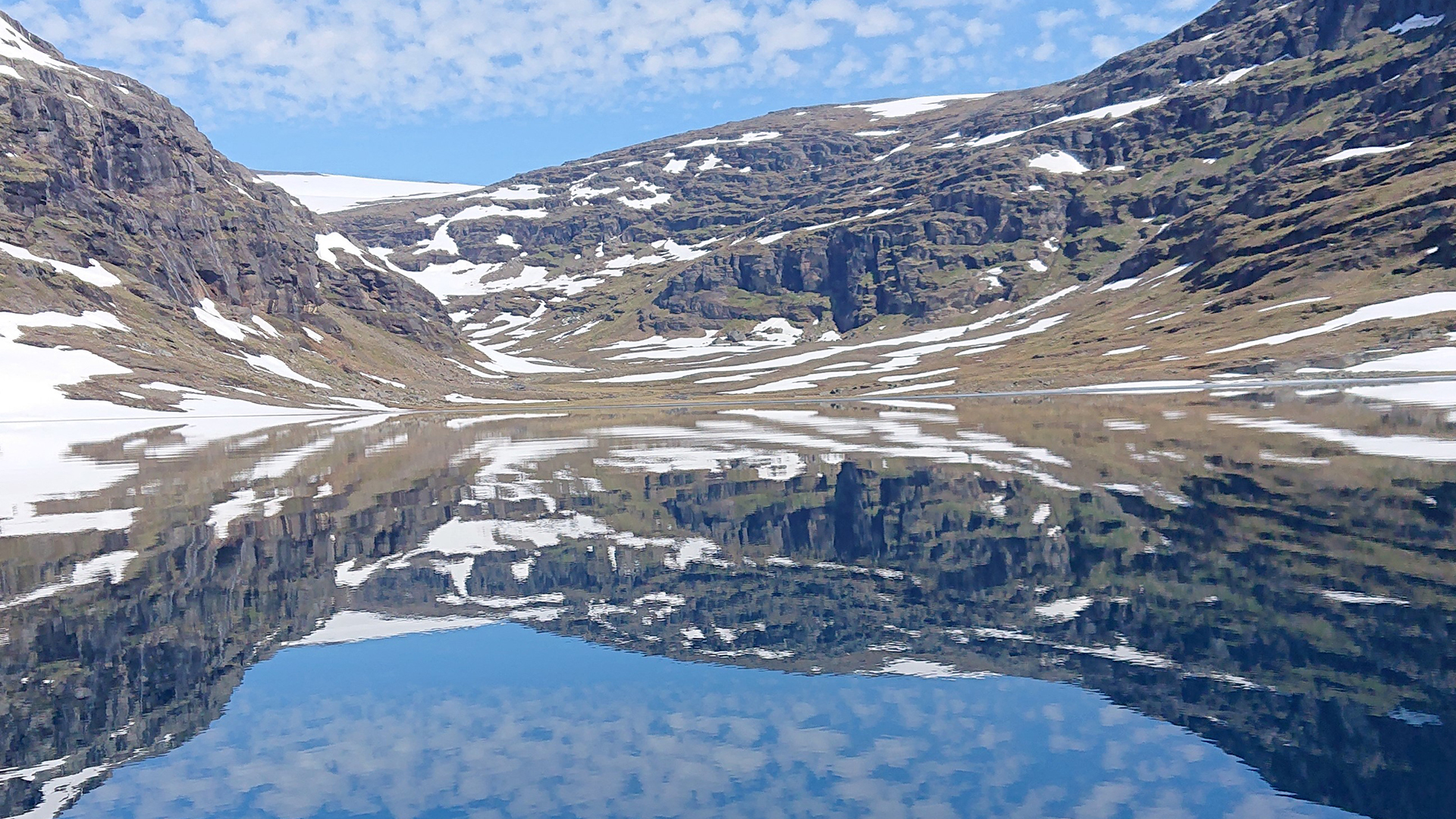 Vackert motiv över fjällsjön Latnjajaure i Abisko.