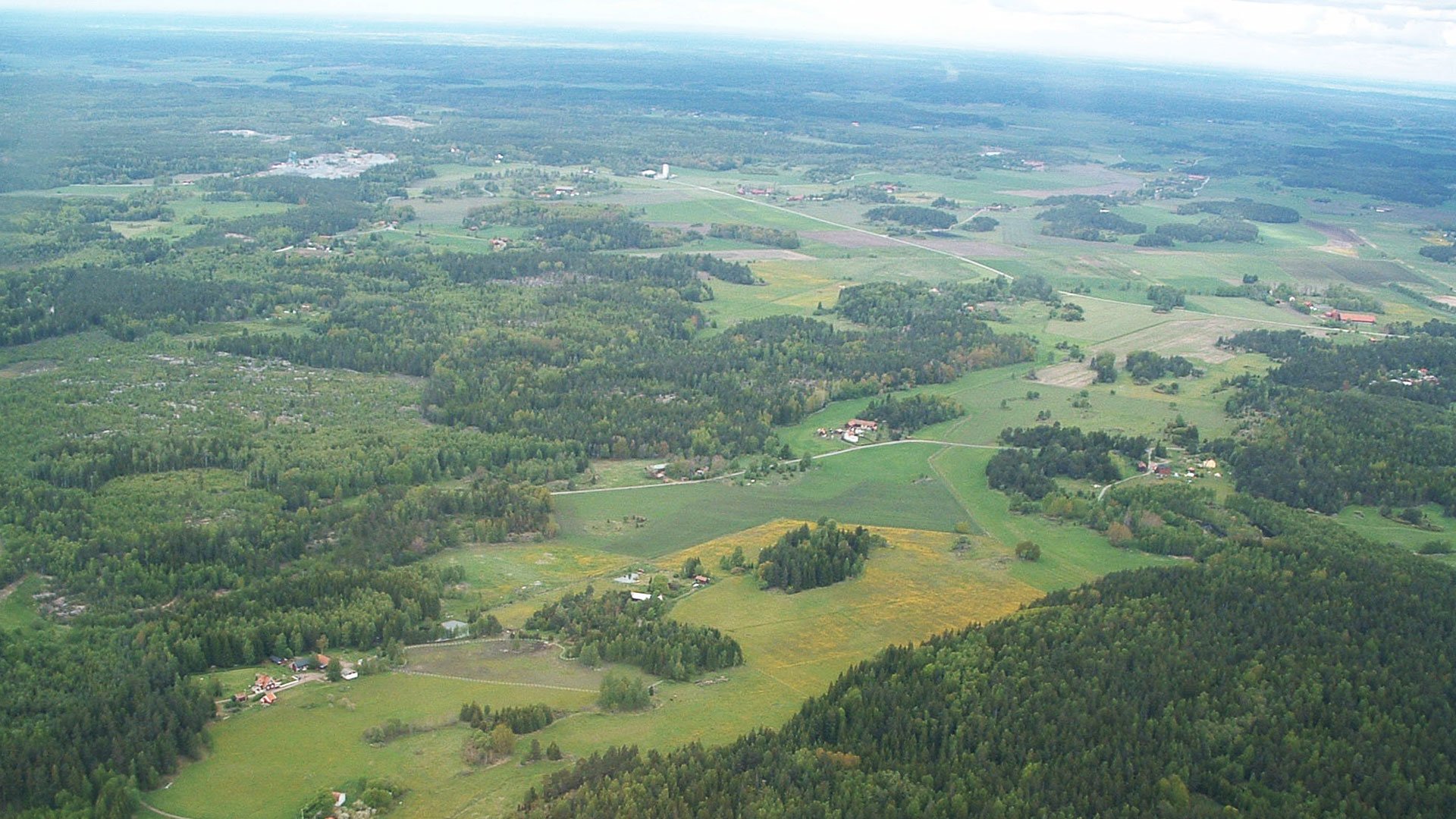 Flygfoto brutet jordbrukslandskap.